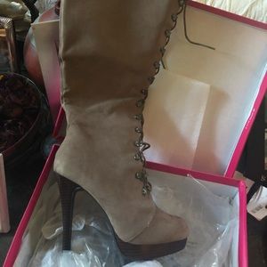 BRAND NEW JANELLA PLATFORM HEEL BOOTS
